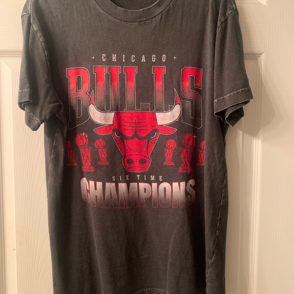 Abercrombie & Fitch Gray Chicago Bulls Tee